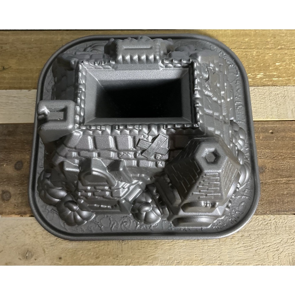 Nordic Ware Haunted Manor Bundt Cake Pan Cast Aluminum 3D House - Picture 5 of 6
